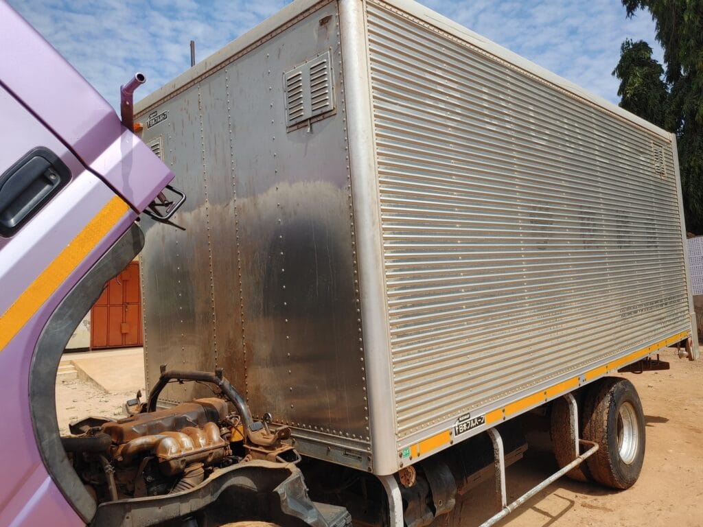 Mitsubishi Canter bei poa sokoni Shinyanga Tanzania