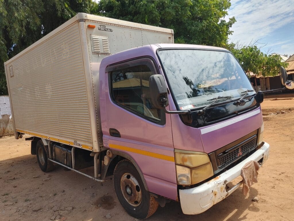 Magari Sokoni Mitsubishi Canter ya Bei Poa 2004