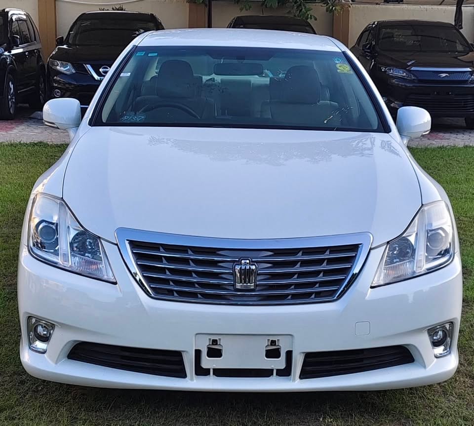 Magari Crown 2010 lipo Dar es salaam