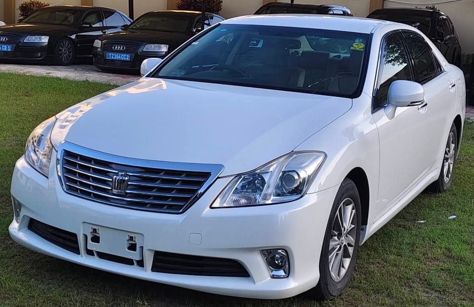 Magari Sokoni Toyota Crown ya Bei Poa 2010