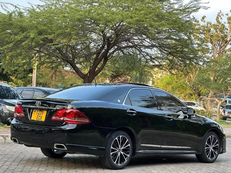 Toyota Crown bei poa sokoni Dar es salaam Tanzania