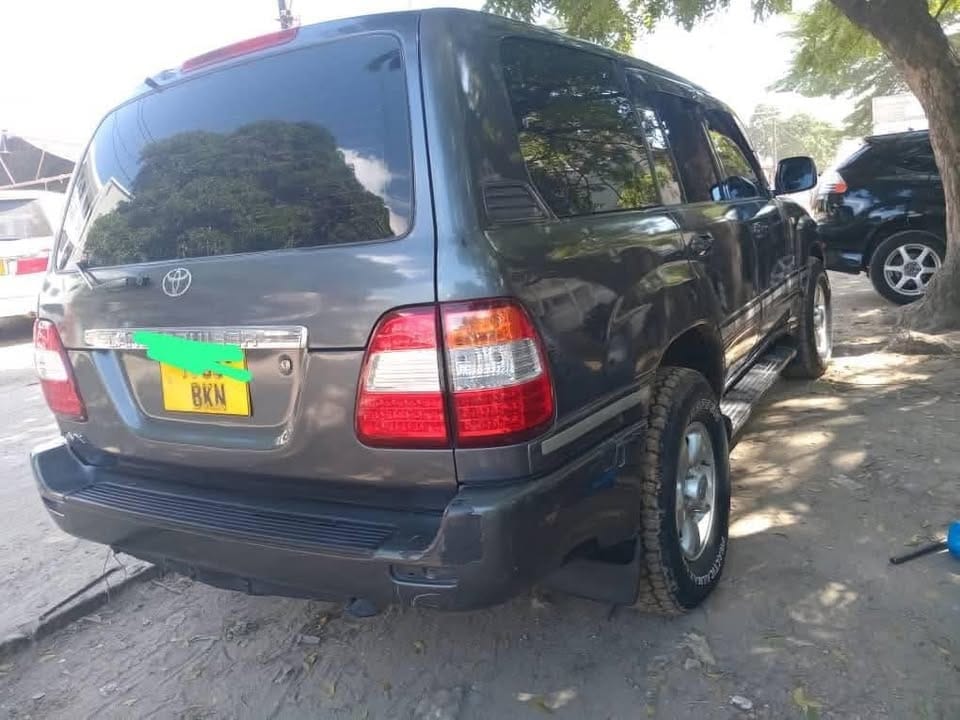 Magari Land Cruiser V8 2002 lipo Dar es salaam