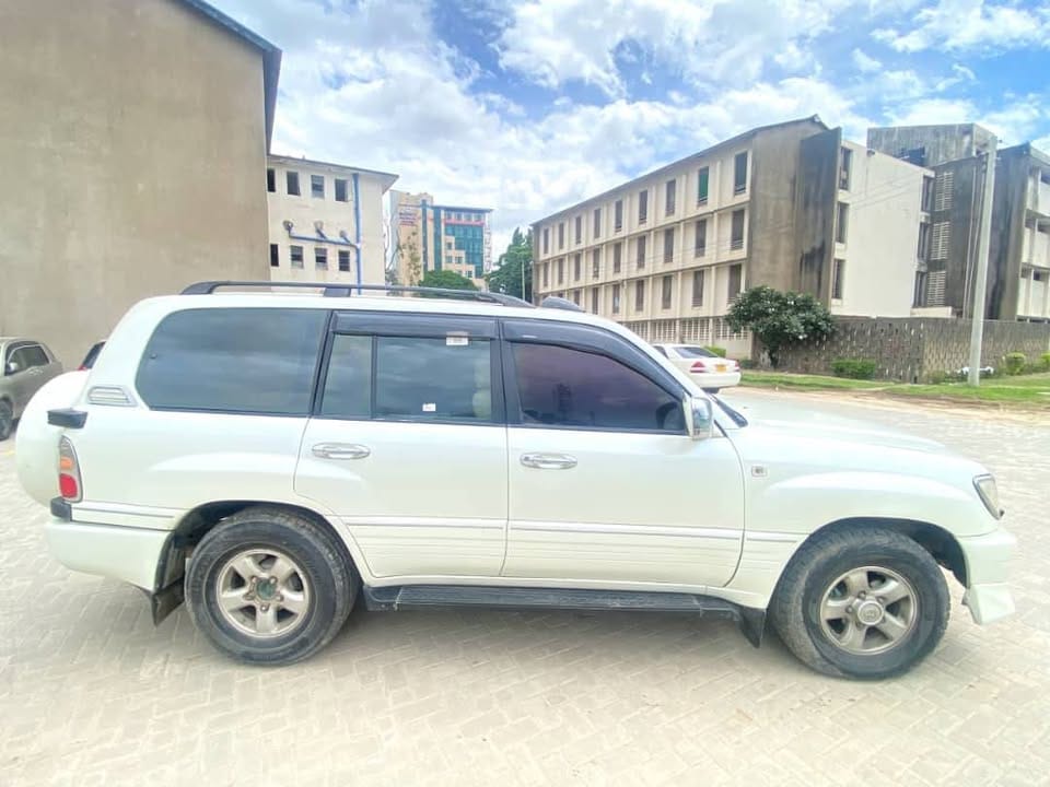 Magari Land Cruiser V8 2003 lipo Dar es salaam