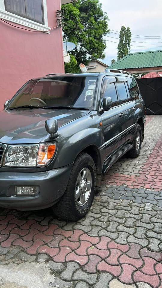 Magari Land Cruiser V8 2003 lipo Dar es salaam