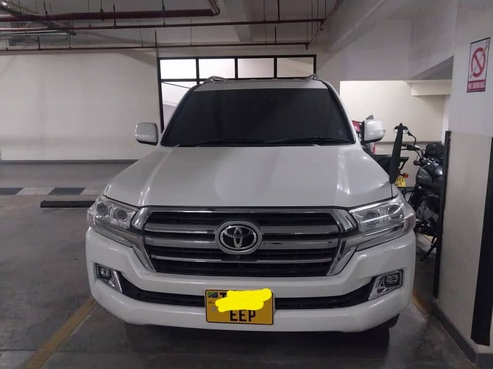 Magari Sokoni Toyota Land Cruiser V8 ya Bei Poa 2018
