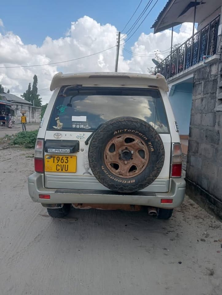 Magari Land Cruiser Prado 2000 lipo Dar es salaam