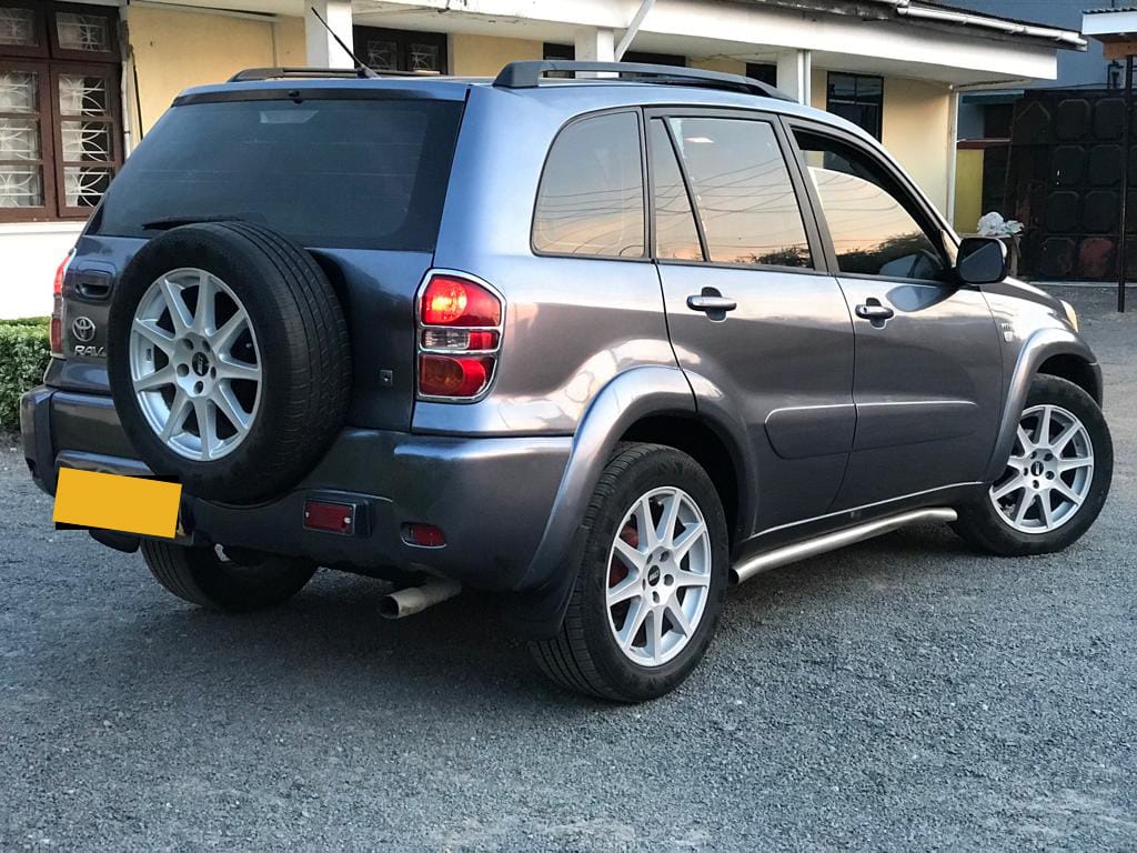 Toyota Rav4 bei poa sokoni Dar es salaam Tanzania