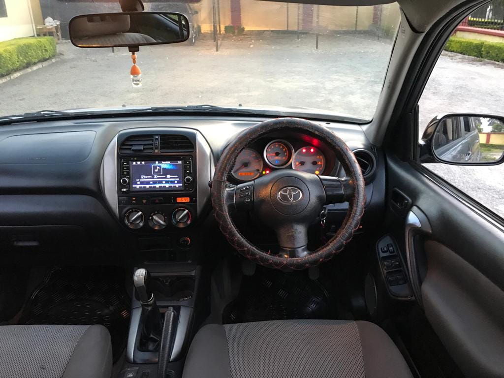 Magari Rav4 2005 lipo Dar es salaam