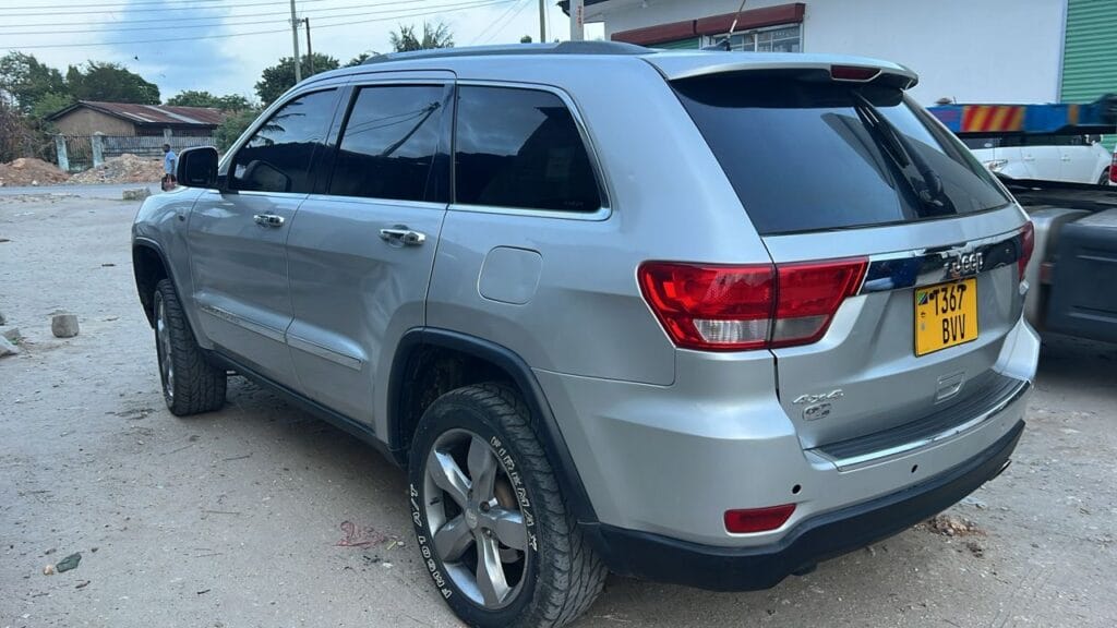 Magari Sokoni Jeep Cherokee ya Bei Poa 2011