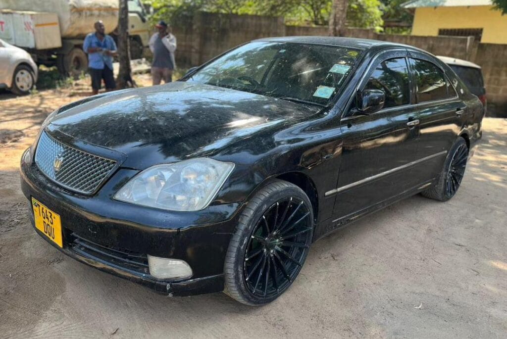 Magari Sokoni Toyota Crown ya Bei Poa 2004