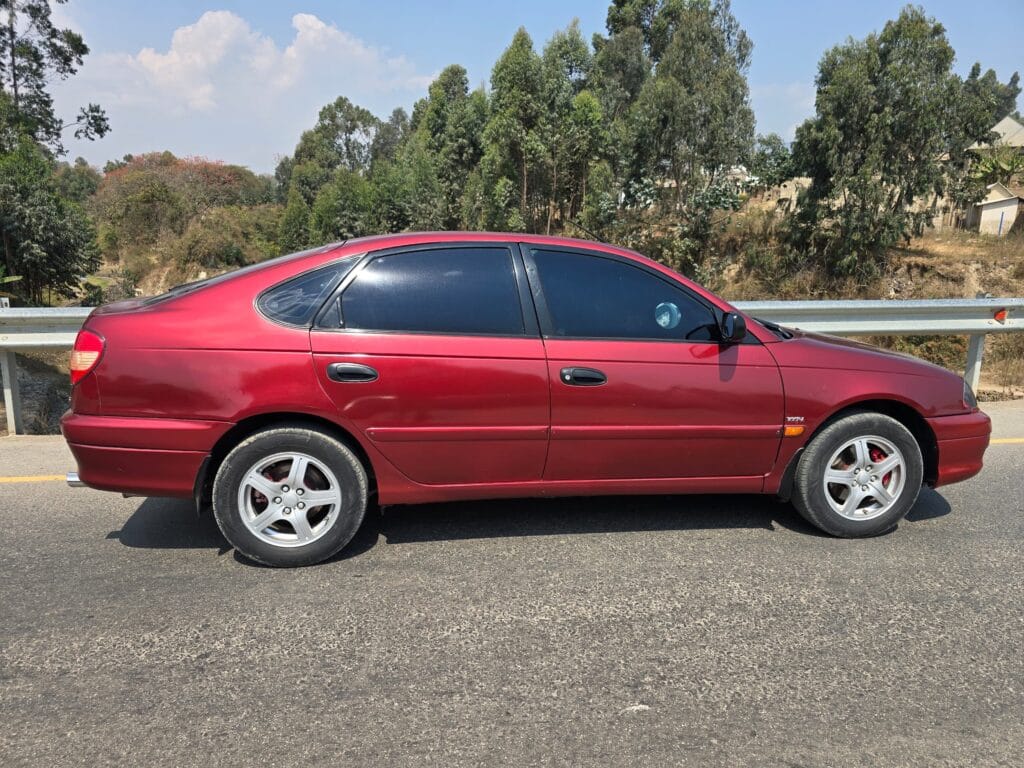 Magari Sokoni Toyota Avensis ya Bei Poa 2001