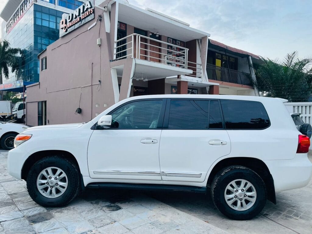 Magari Used Toyota Land Cruiser V8 2013 Dar es salaam Tanzania