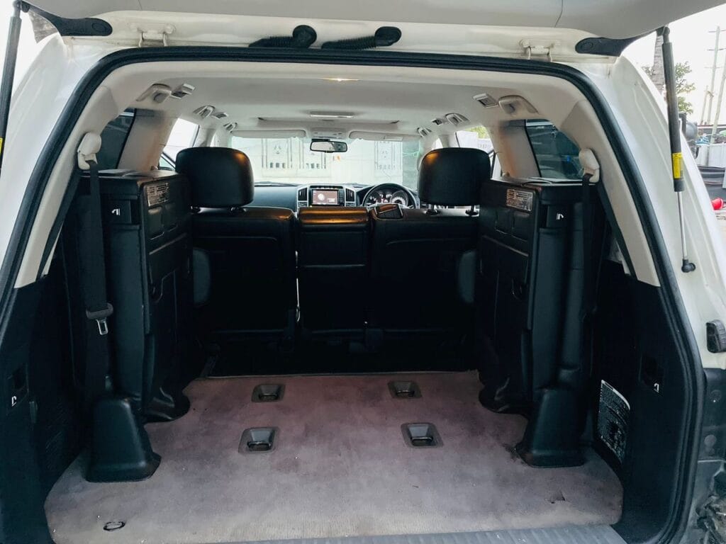 Toyota Land Cruiser V8 bei poa sokoni Dar es salaam Tanzania