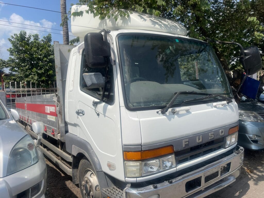 Magari Sokoni Mitsubishi Fuso ya Bei Poa 2000