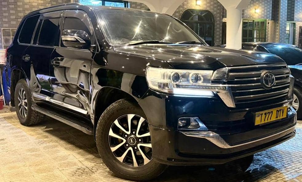 Toyota Land Cruiser V8 bei poa sokoni Dar es salaam Tanzania