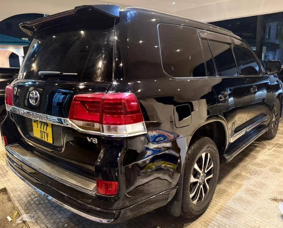 Magari Sokoni Toyota Land Cruiser V8 ya Bei Poa 2010
