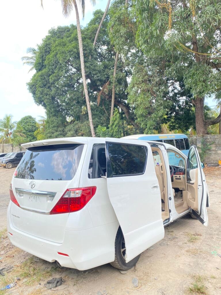 Toyota Alphard bei poa sokoni Zanzibar Tanzania