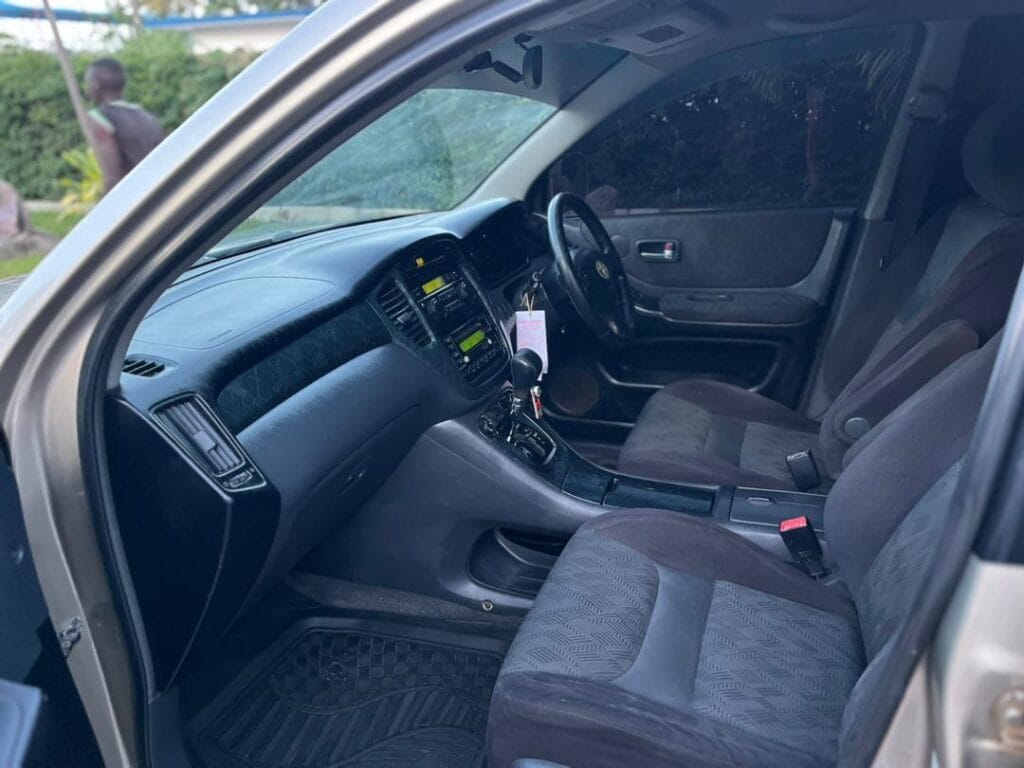 Price Toyota Kluger 2005 for Sale in Arusha