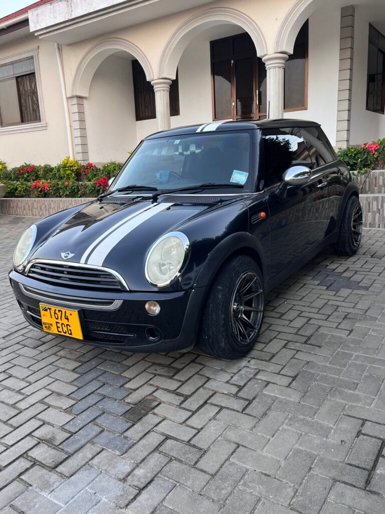 Magari Sokoni Mini Cooper ya Bei Poa 2005