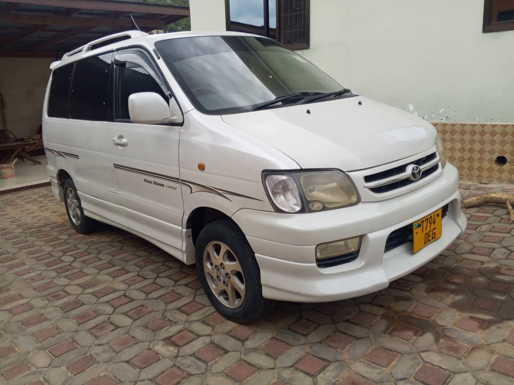 Magari Noah 2001 lipo Dar es salaam