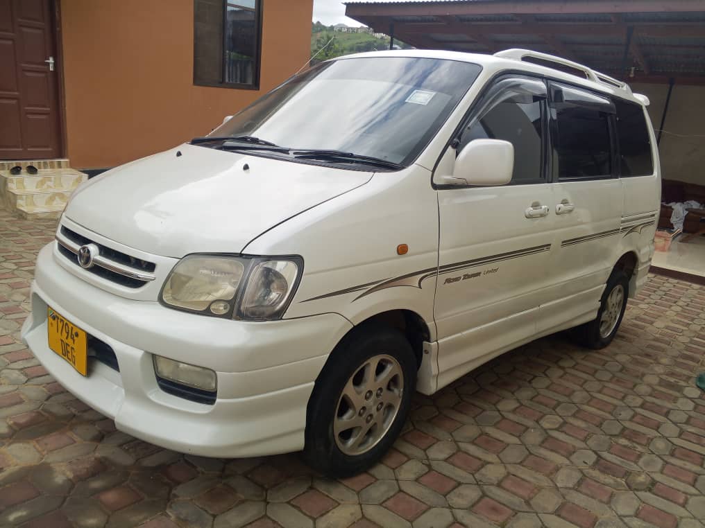 Toyota Noah bei poa sokoni Dar es salaam Tanzania