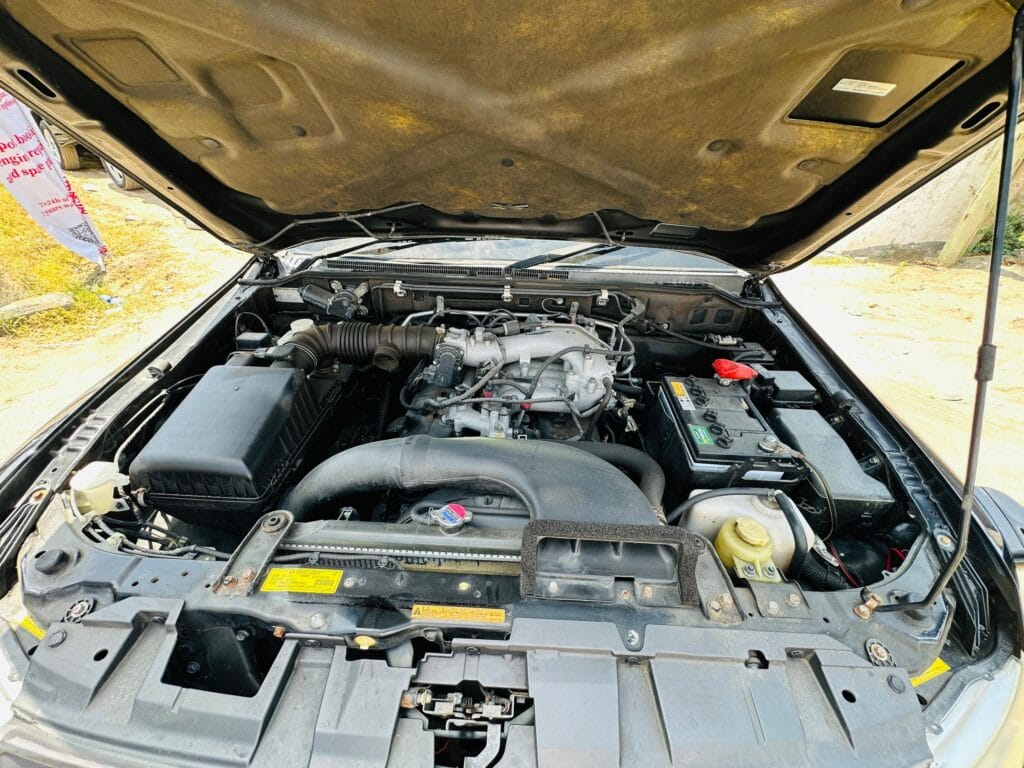 Magari Sokoni Mitsubishi Pajero ya Bei Poa 2006