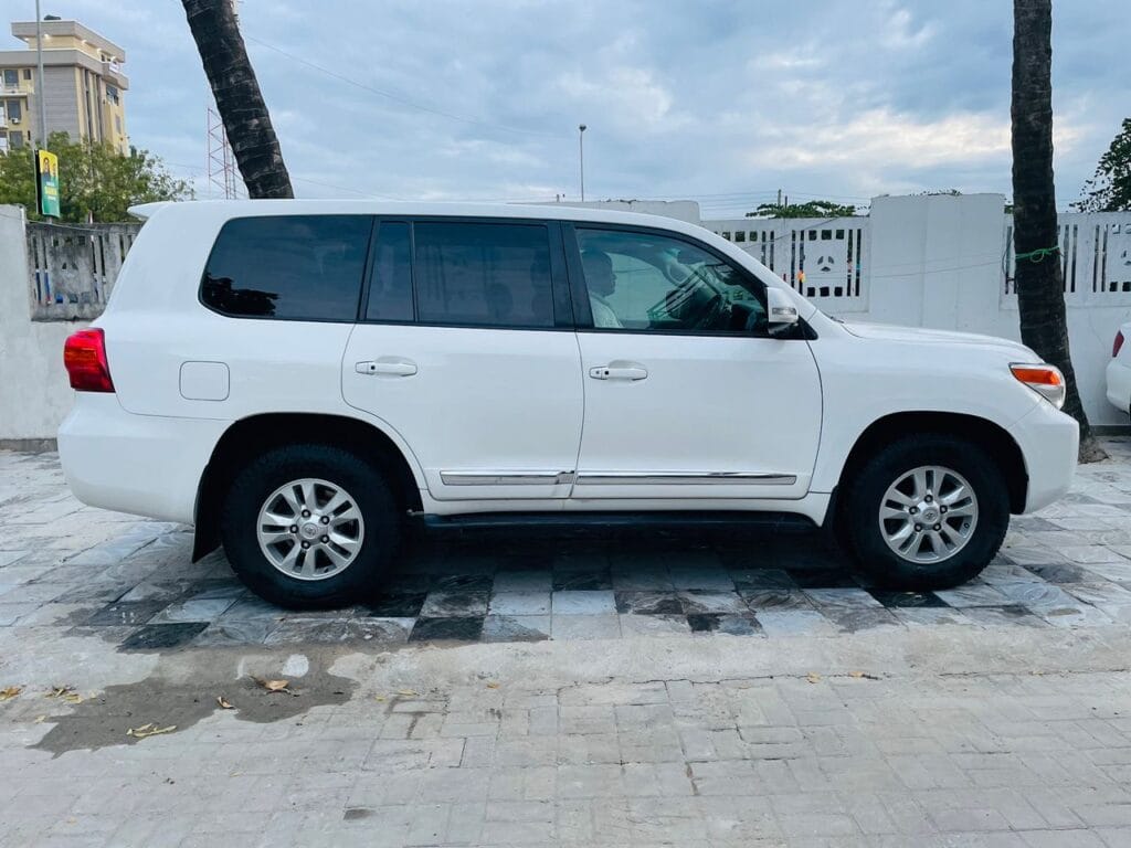 Toyota Land Cruiser V8 2013 Inauzwa Dar es salaam Tanzania