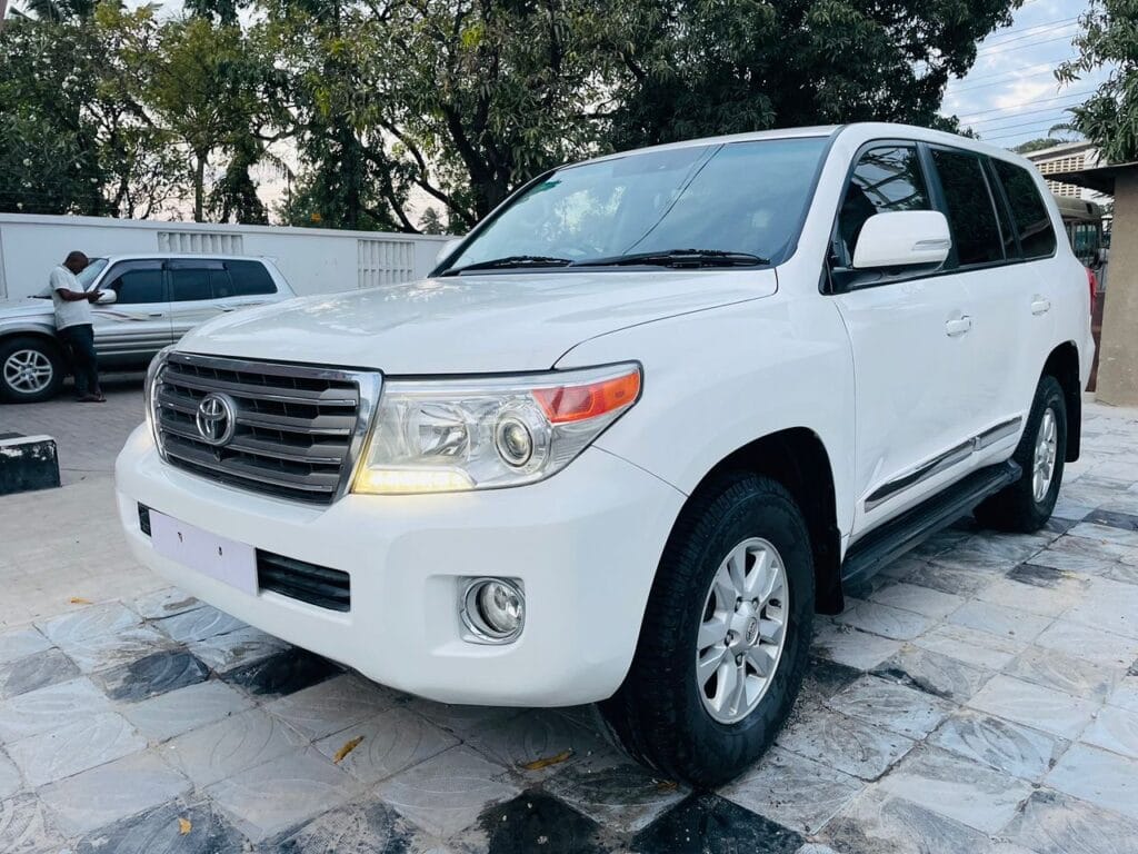 Magari Land Cruiser V8 2013 lipo Dar es salaam