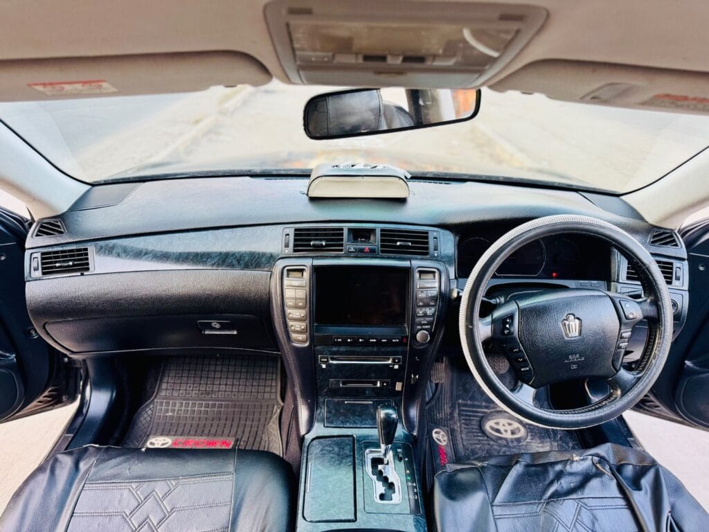 Magari Crown 2005 lipo Dar es salaam