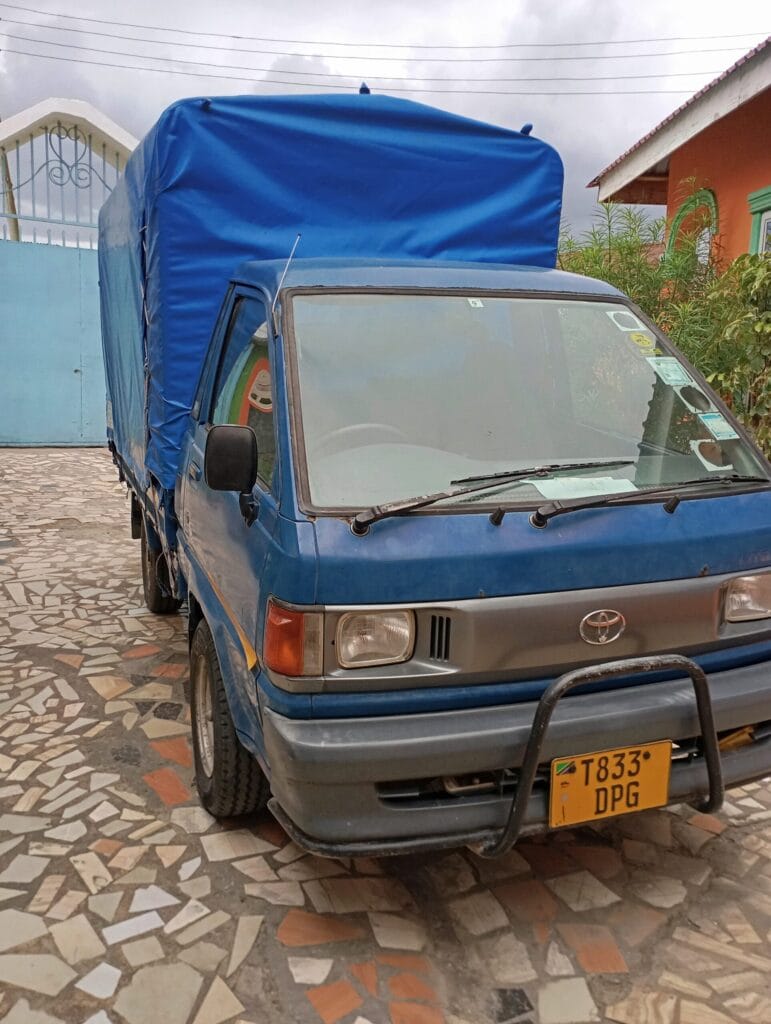 Magari LiteAce Truck 1998 lipo Dar es salaam