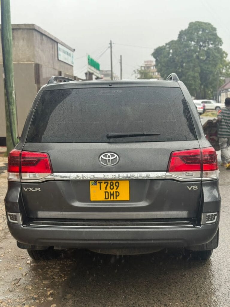Toyota Land Cruiser V8 bei poa sokoni Dar es salaam Tanzania
