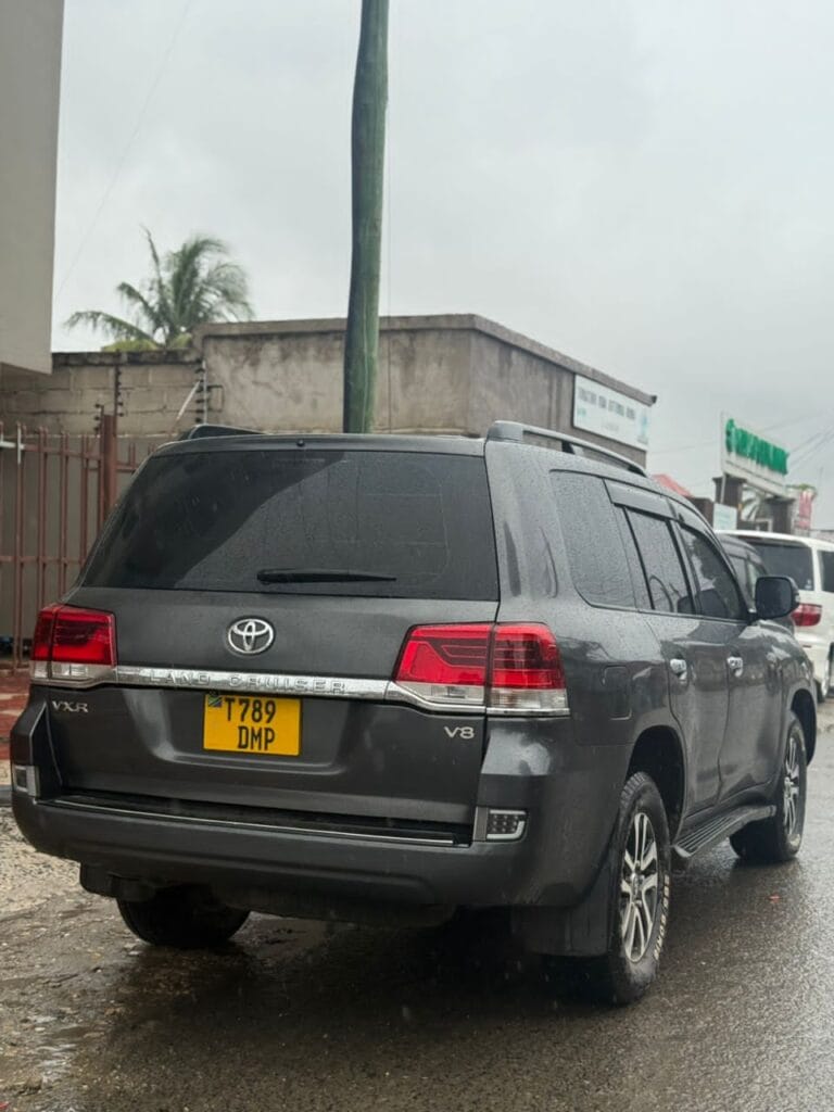 Magari Land Cruiser V8 2010 lipo Dar es salaam