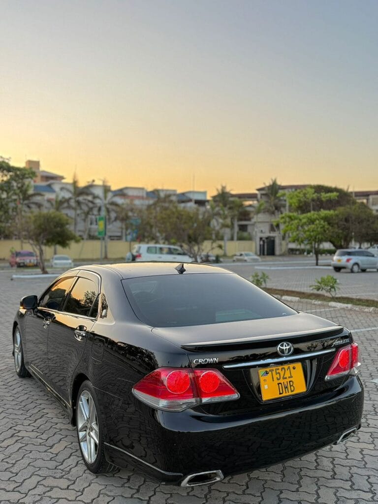 Magari Sokoni Toyota Crown ya Bei Poa 2011