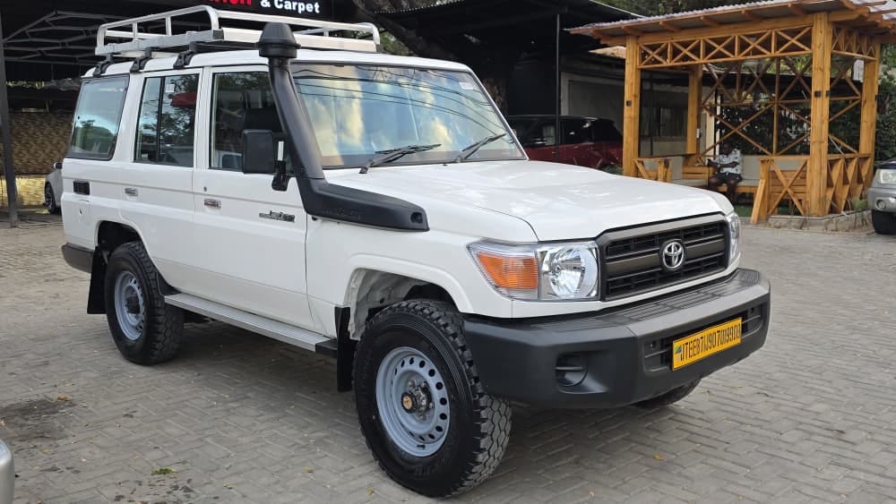 Magari Land Cruiser 76 SUV 2013 lipo Dar es salaam