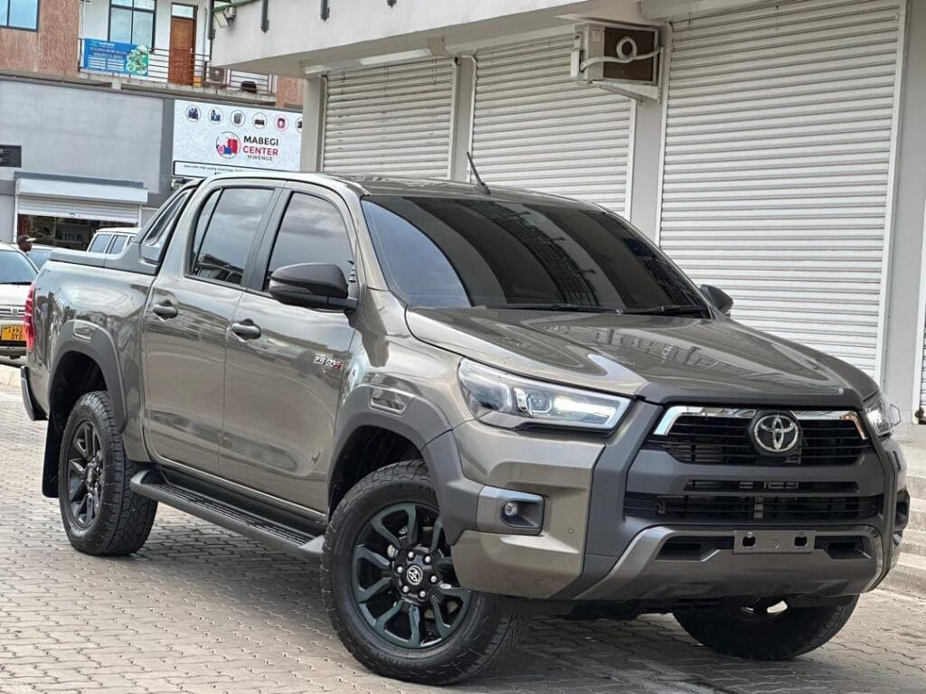 Toyota Hilux bei poa sokoni Dar es salaam Tanzania