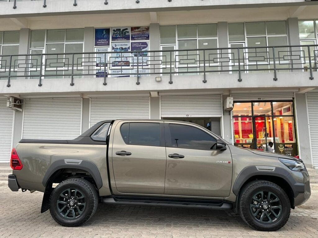 Toyota Hilux bei poa sokoni Dar es salaam Tanzania