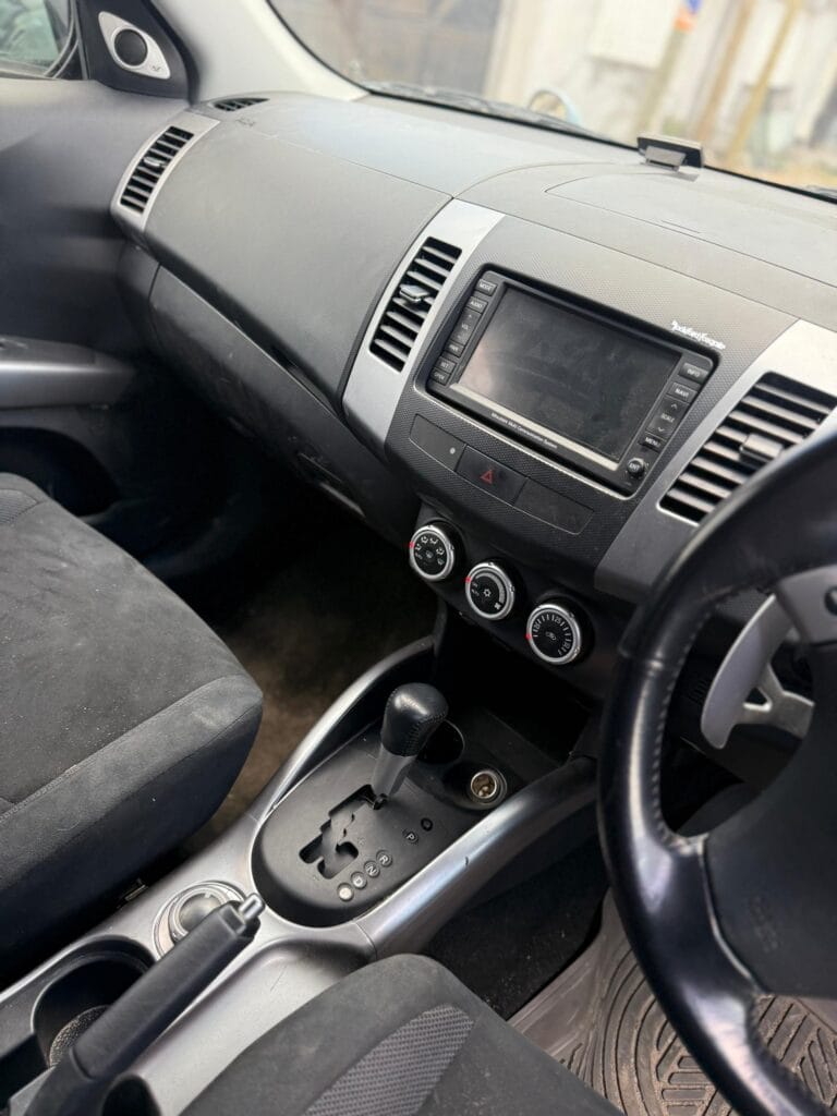 Mitsubishi Outlander bei poa sokoni Dar es salaam Tanzania