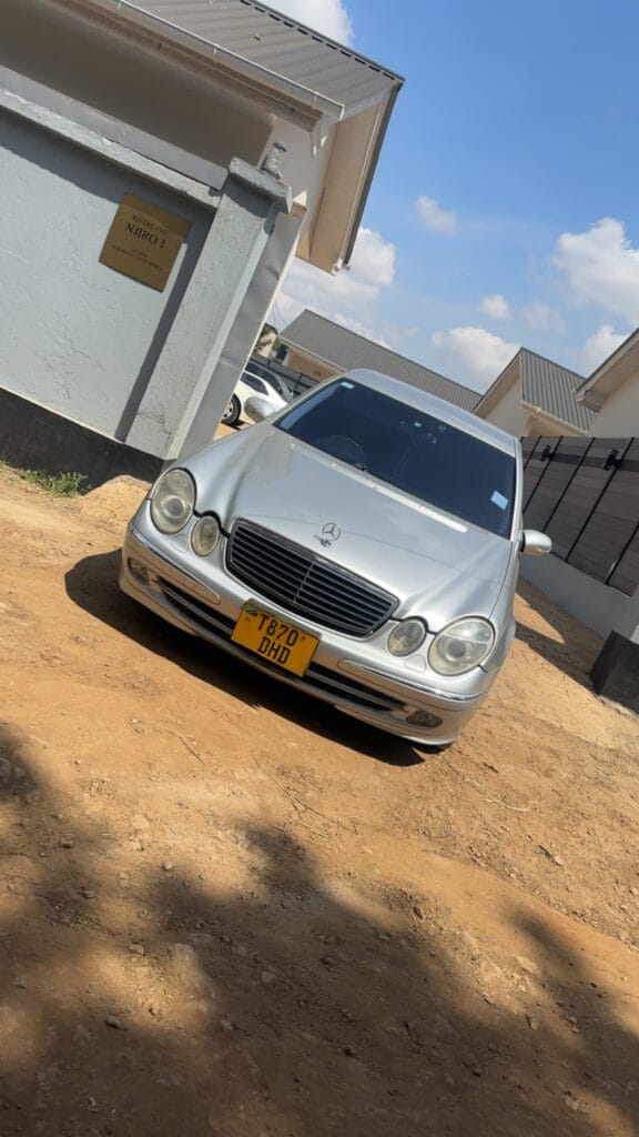 Bei ya Benz E-Class 2004 Sokoni Arusha Tanzania
