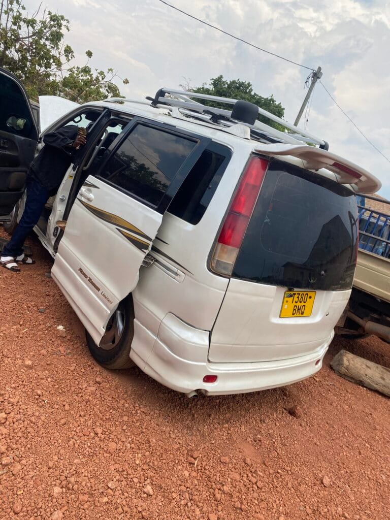 Magari Noah 2000 lipo Dar es salaam