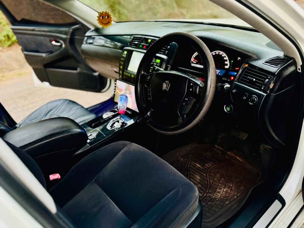 Toyota Crown 2006 for Sale in Mwanza