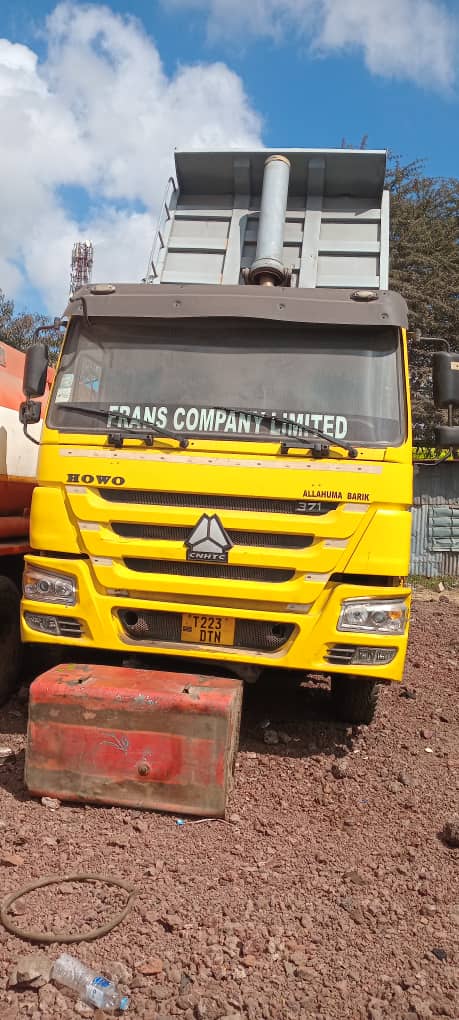 Magari HOWO 6Γ4 Dump Truck 2015 lipo Arusha