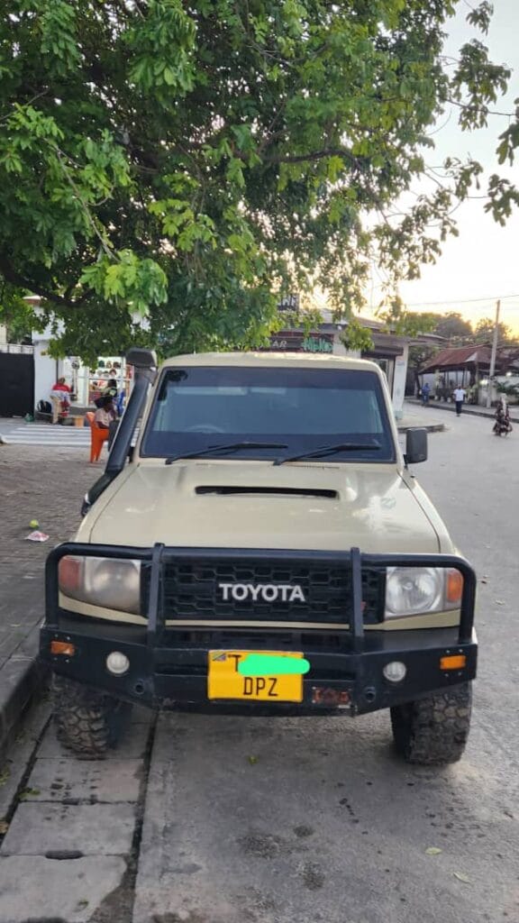 Magari Land Cruiser 79 Pickup 2017 lipo Dar es salaam