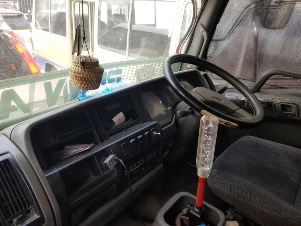 Mitsubishi Fuso bei poa sokoni Dar es salaam Tanzania