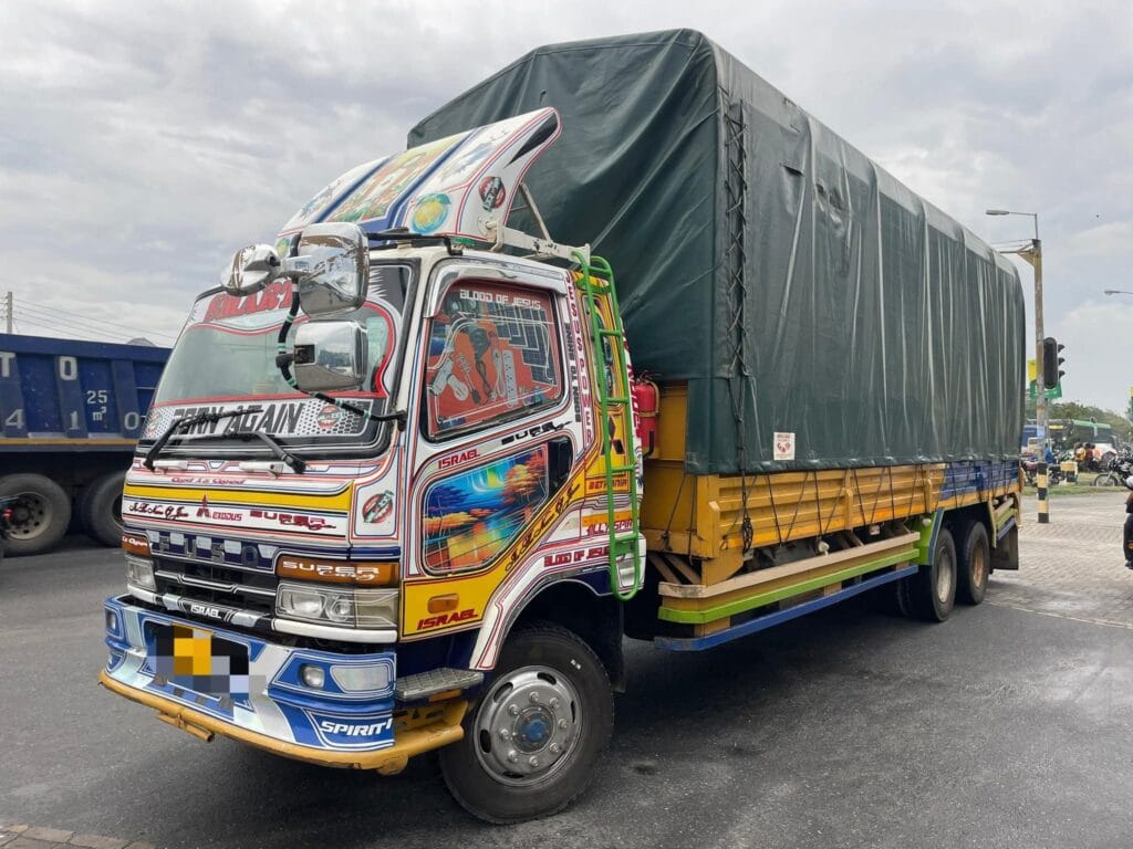 Mitsubishi Fuso bei poa sokoni Dar es salaam Tanzania