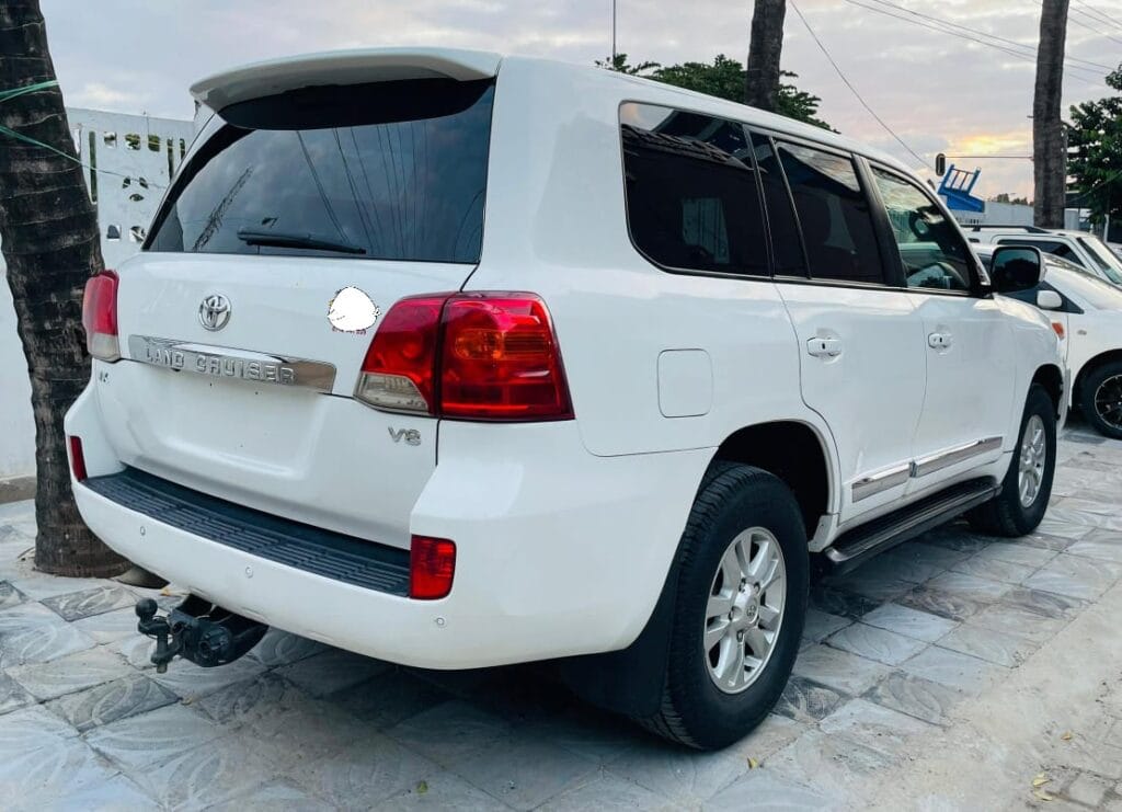 Toyota Land Cruiser V8 2013 Inauzwa Dar es salaam Tanzania