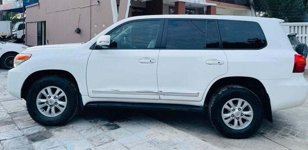 Magari Land Cruiser V8 2013 lipo Dar es salaam