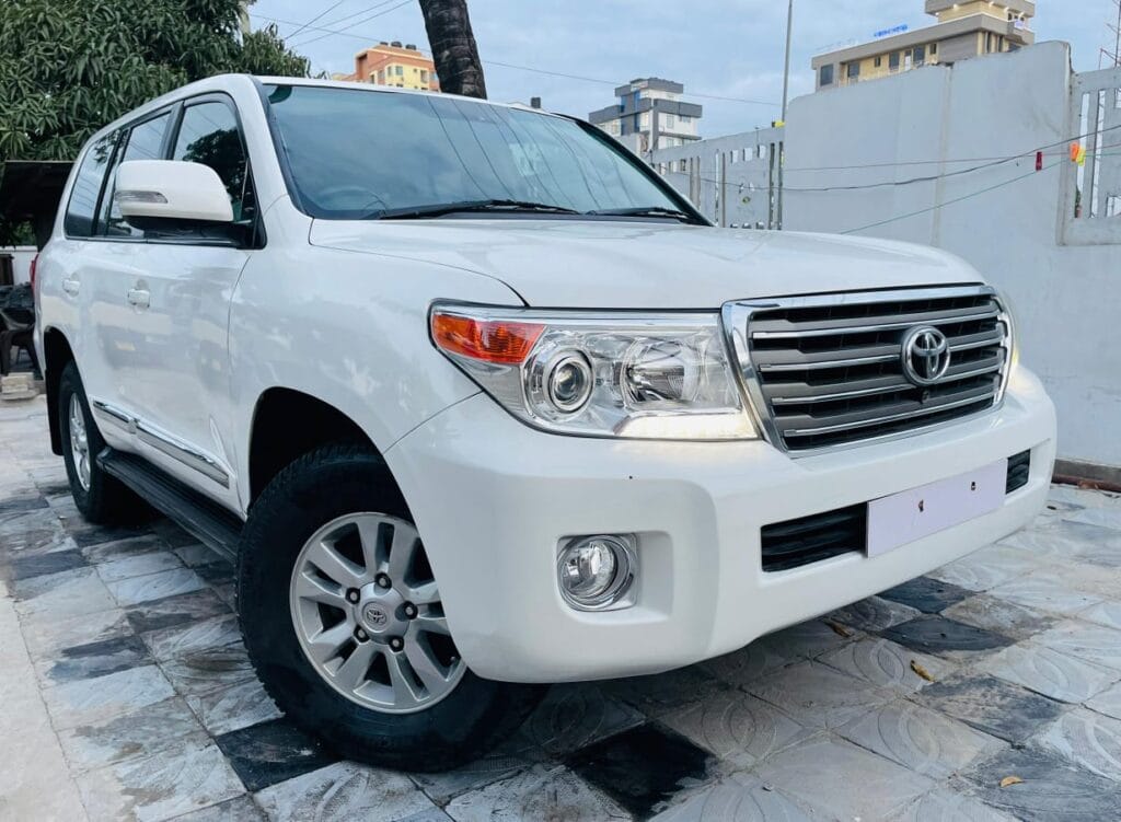 Magari Sokoni Toyota Land Cruiser V8 ya Bei Poa 2013