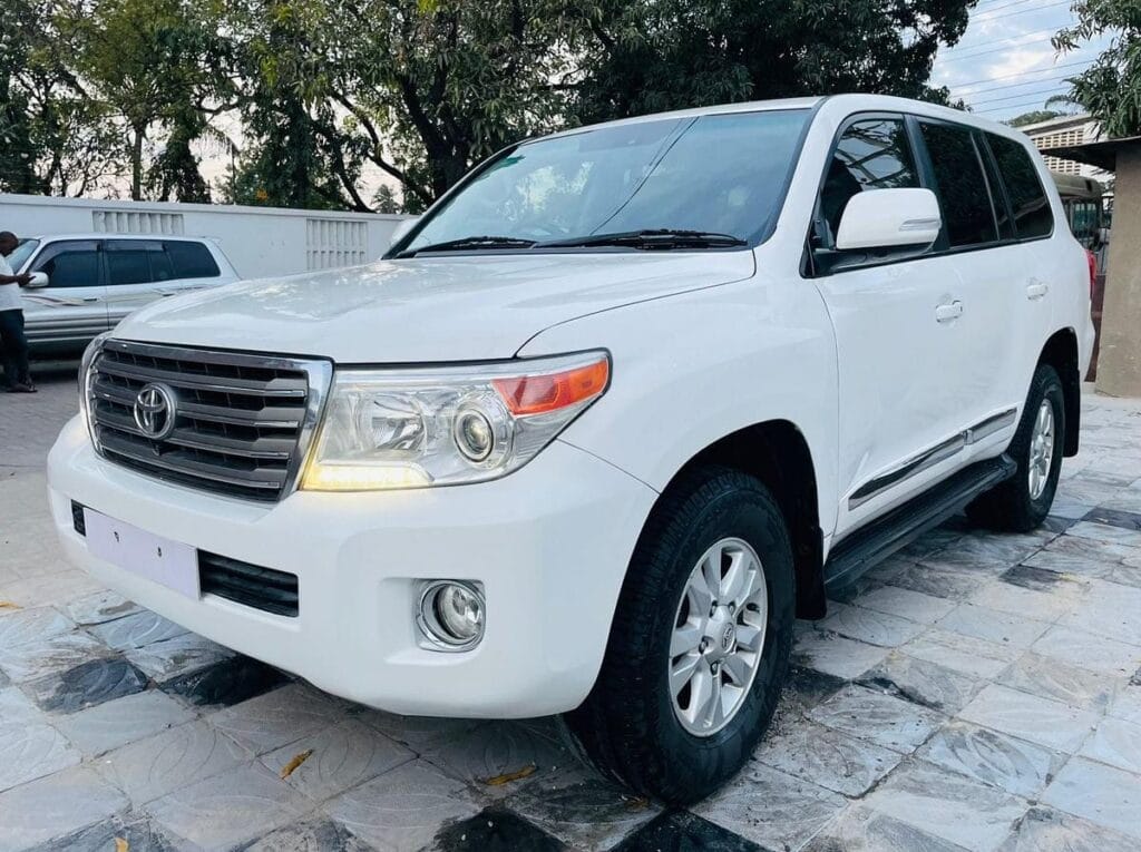 Toyota Land Cruiser V8 bei poa sokoni Dar es salaam Tanzania