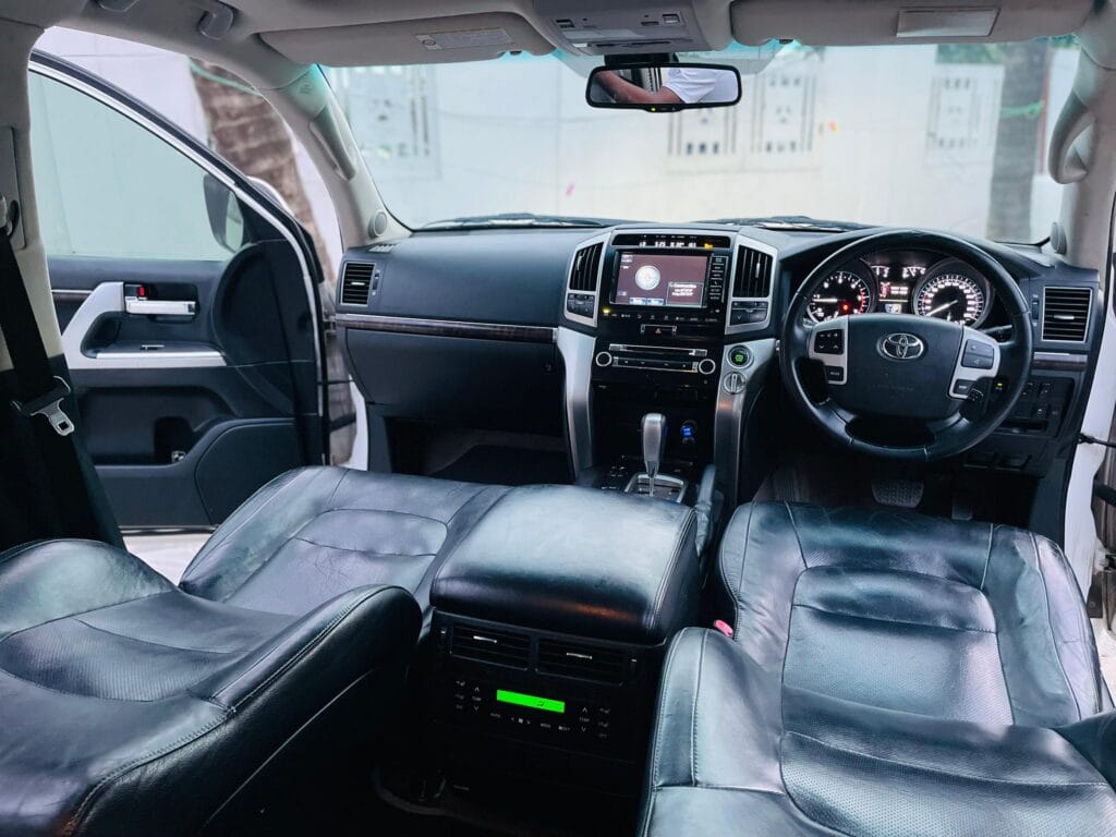 Toyota Land Cruiser V8 bei poa sokoni Dar es salaam Tanzania