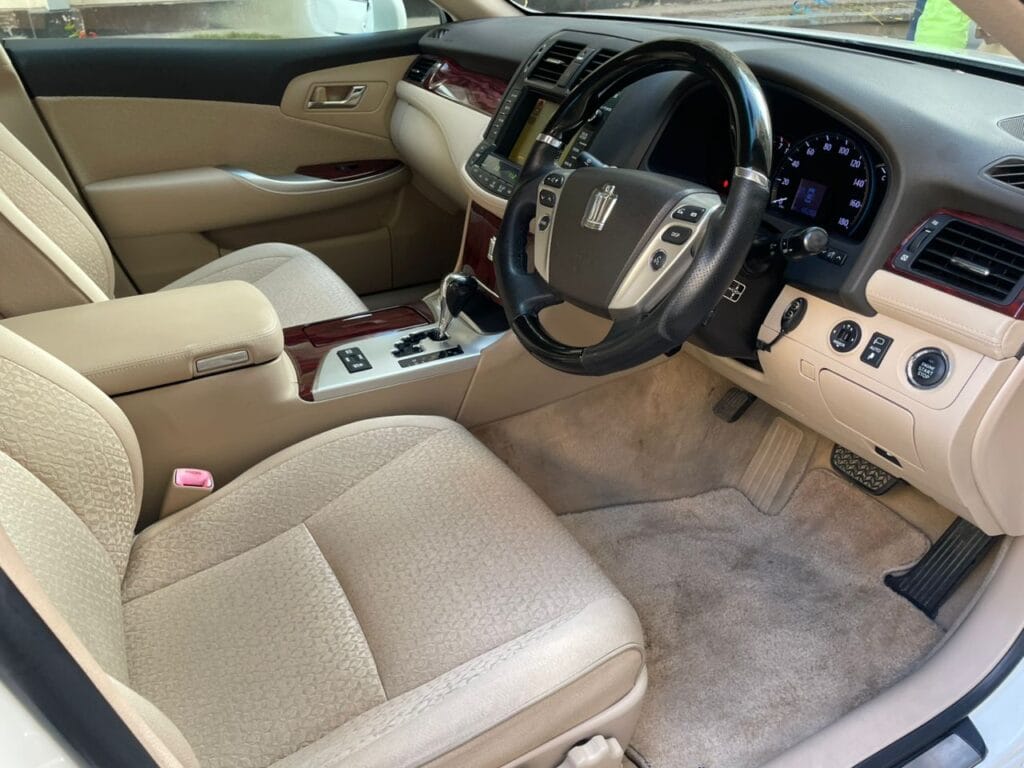 Magari Crown 2010 lipo Dar es salaam